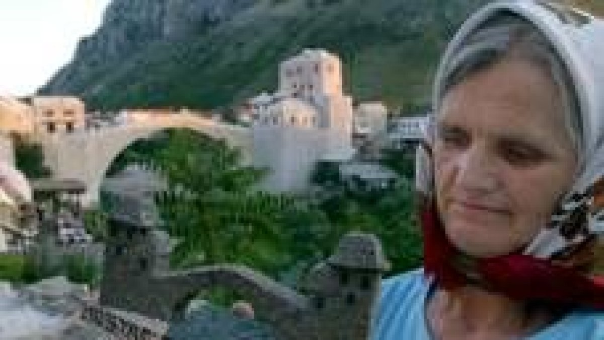 Una bosnia muestra la réplica del nuevo puente de Mostar