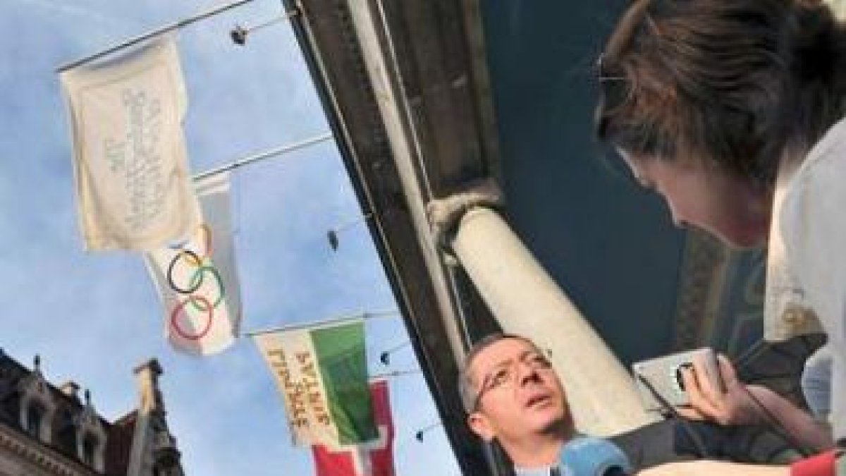 Alberto Ruiz-Gallardón atiende a los medios en Lausana.