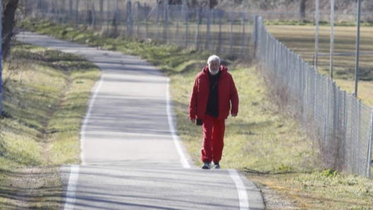 La senda peatonal y para ciclistas junto al río Torío ofrece 16 kilómetros de aire, luz y agua. Un estupendo recorrido bajo los trinos de decenas de aves.