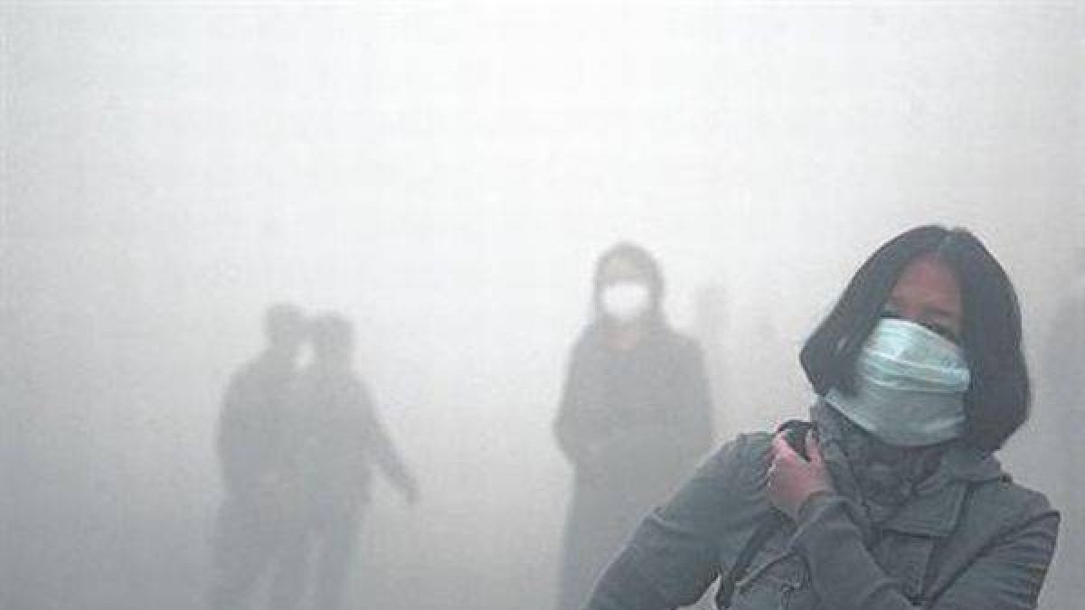 Caminantes con máscaras contra la contaminación en Harbin, China.