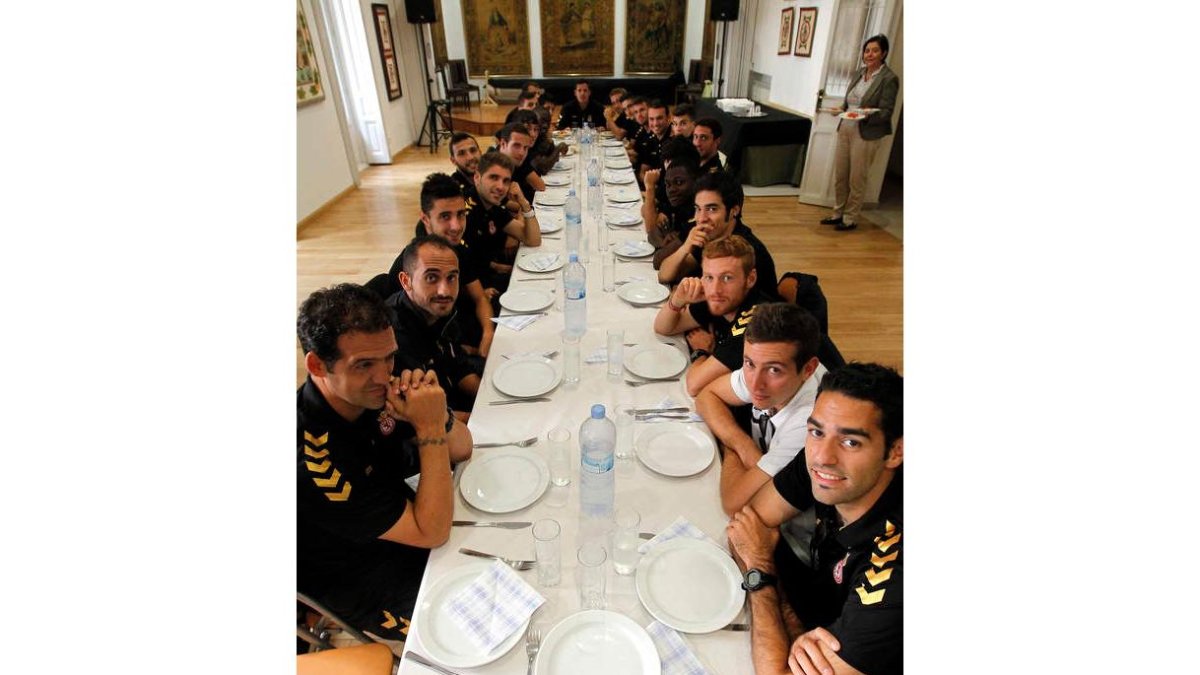 La plantilla antes de la comida en la Casa de León