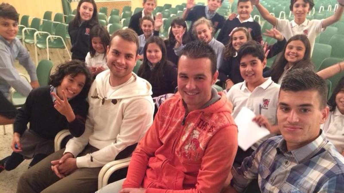 Diego Calzado, el portero de la Cultural, con alumnos de los Jesuitas