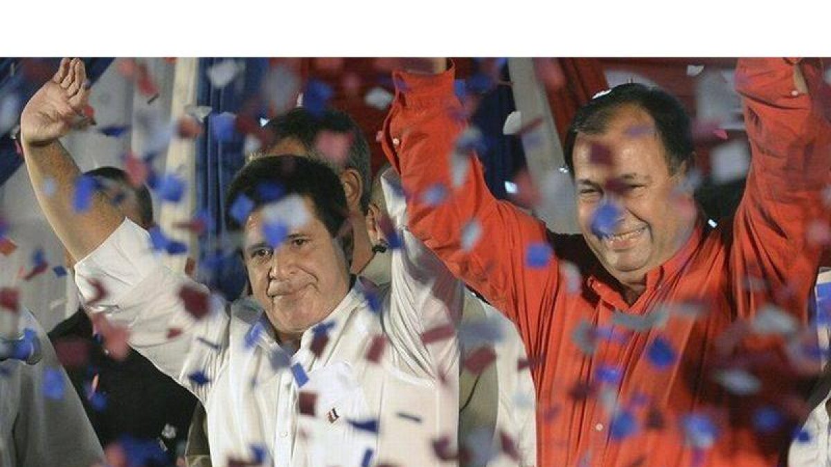 Horacio Cartes (izquierda) y su vicepresidente, Juan Afara, celebran la victoria electoral, el domingo en Asunción.