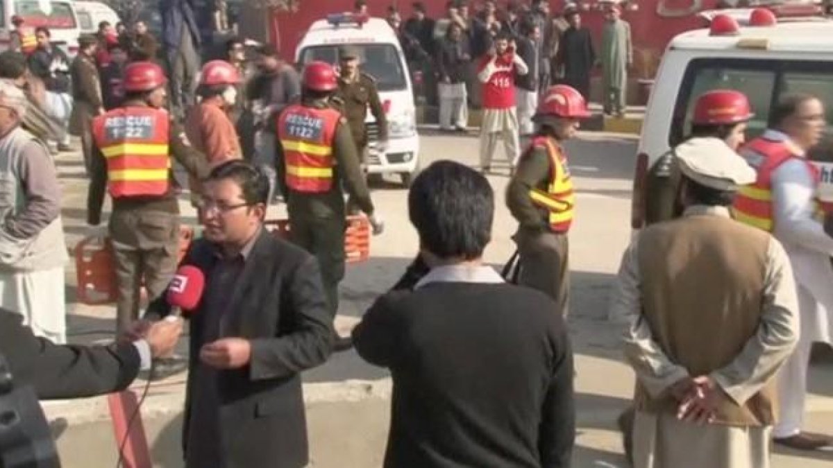Fuerzas de seguridad en el exterior de la universidad Bacha Khan, asaltada esta mañana por cuatro terroristas.