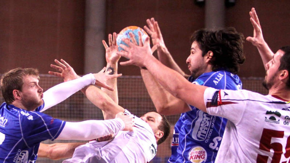 El 5-1 defensivo que planteó por momentos Dani Gordo, con Mellado, a la derecha, en el avanzado bloqueó durante un tiempo al Naturhouse.