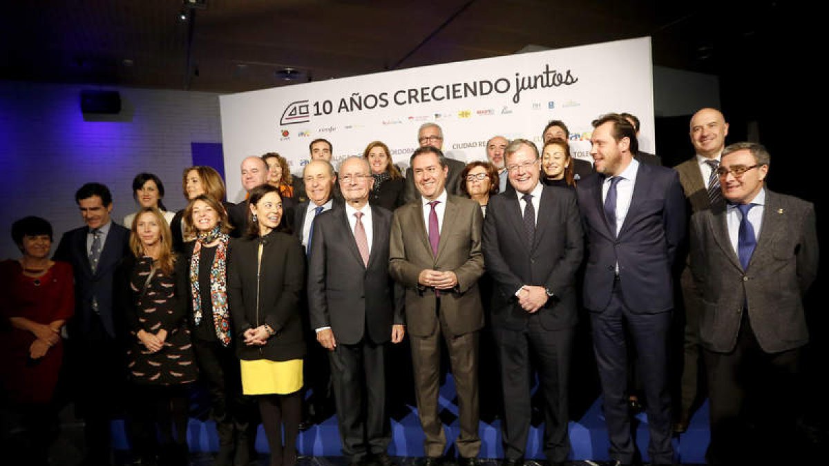 Imagen de alcaldes y ediles de la Red de Ciudades AVE.