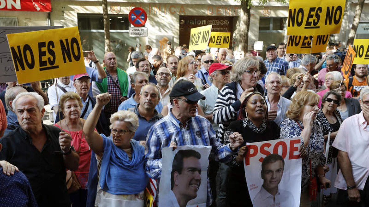 Simpatizantes del PSOE se concentraron ayer junto a la sede del partido. CHEMA MOYA