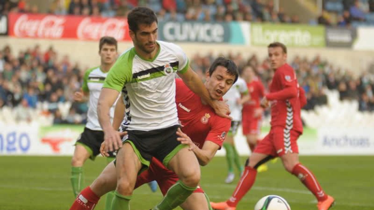 Orodea no es capaz de superar a la defensa cántabra.