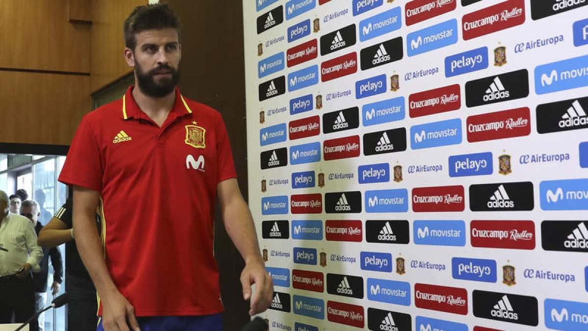 Piqué entra a la sala de prensa de la Ciudad del Fútbol, donde compareció ayer. BALLESTEROS