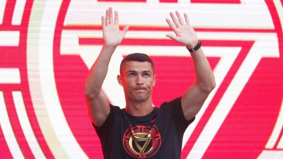El fichaje más caro de lo que va de verano es el de Cristiano por la Juventus, 112 millones. WU HONG