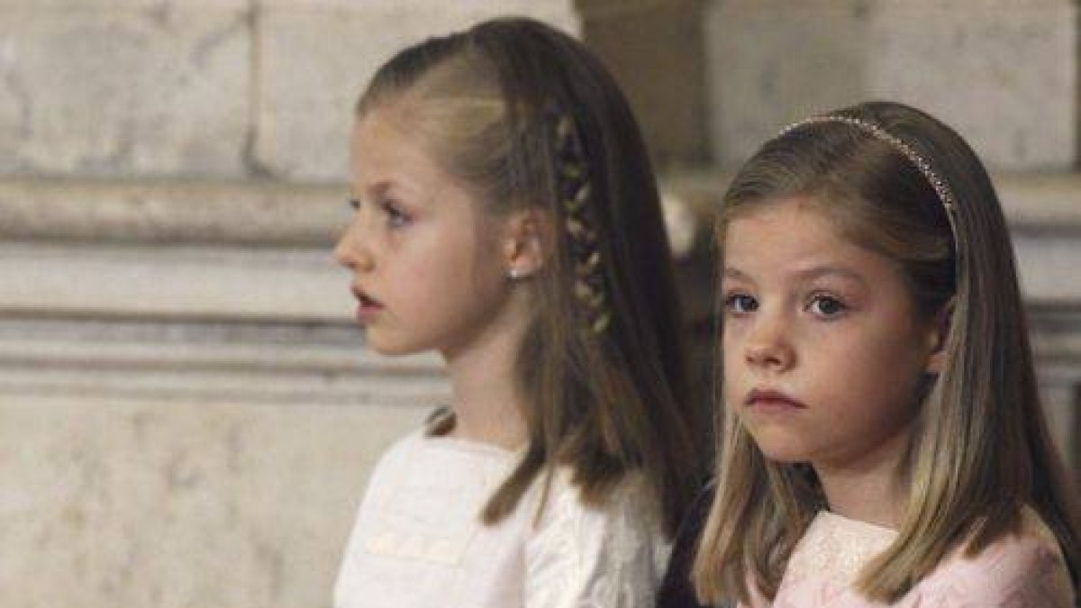 Leonor, al fondo, y Sofía, este miércoles.