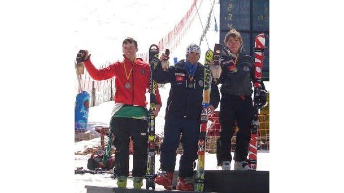 Alonso Teresa (centro), con su flamante medalla de plata.
