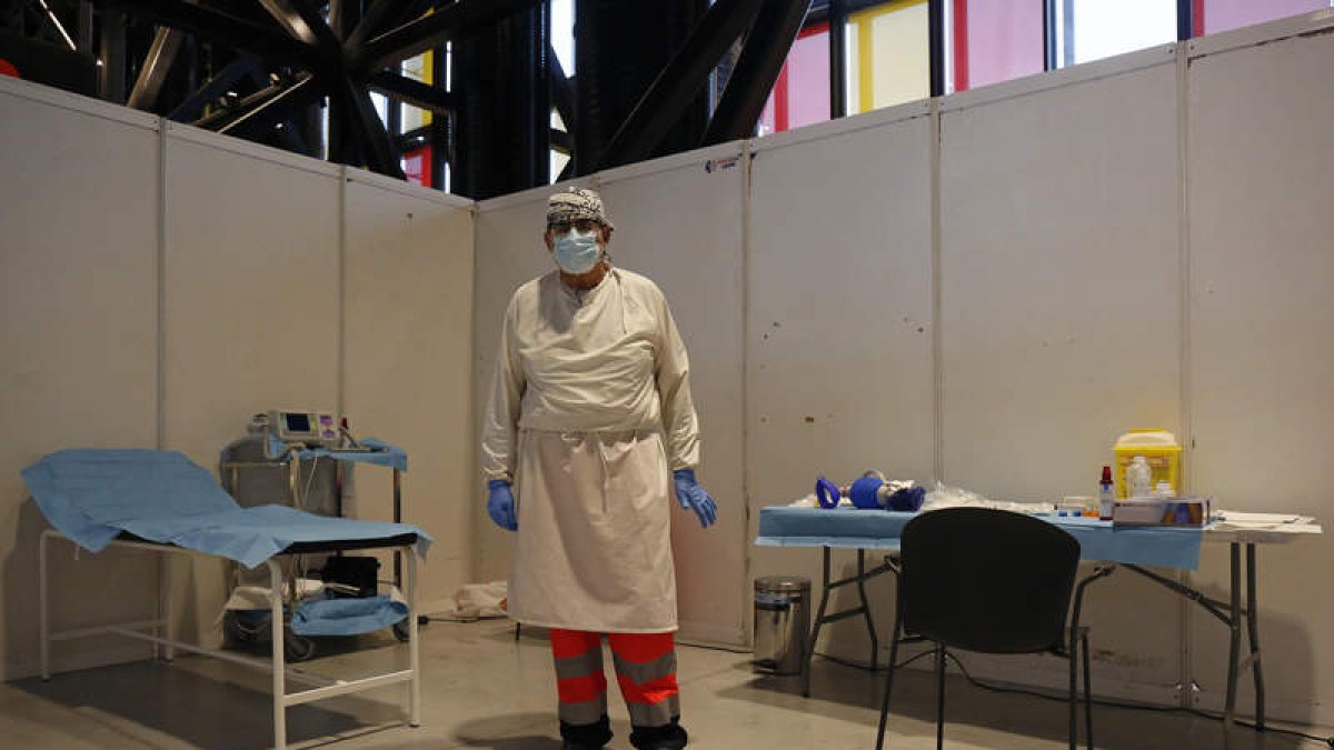 Juan Carlos Fernández Blanco en el box de emergencias del punto de vacunación del Palacio de Exposiciones. FERNANDO OTERO