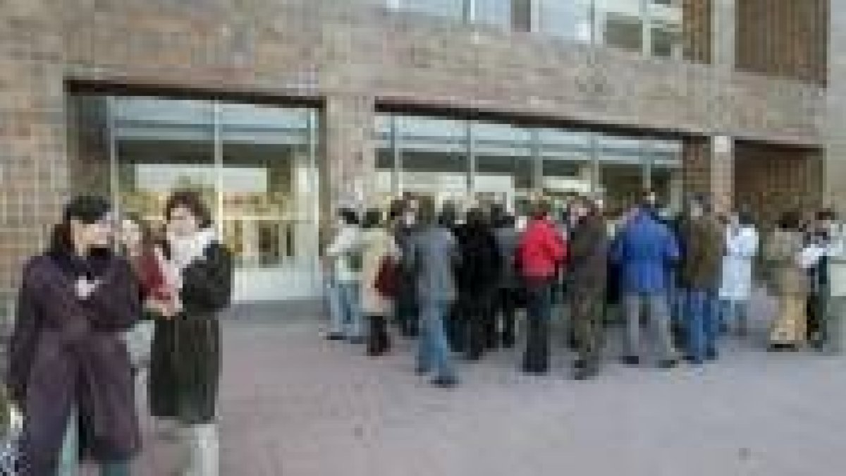 La Facultad de Filosofía y Letras acogió ayer la concentración de profesores contra la Aneca