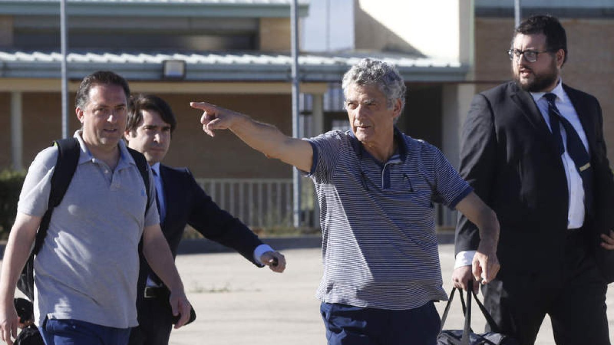 Villar y su hijo Gorka nada más salir de la cárcel madrileña de Soto del Real. KIKO HUESCA