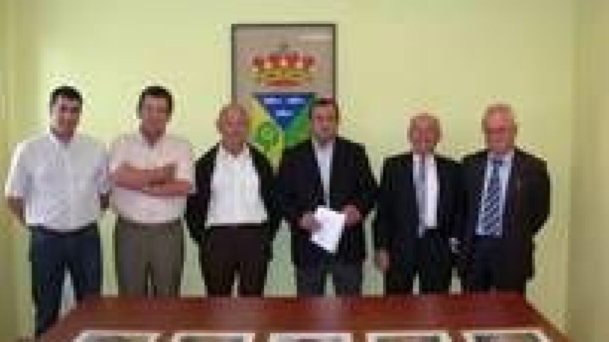 Los alcaldes homenajeados posan con los retratos que se colgarán en el consistorio