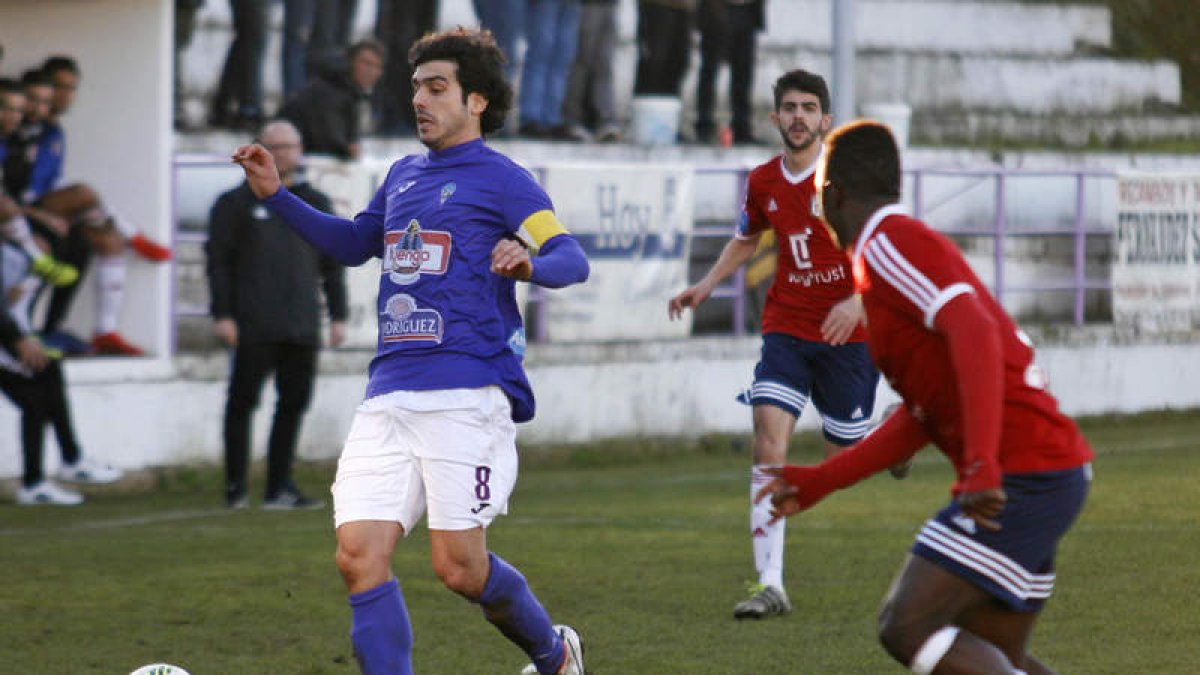 Mateo volvió a ser uno de los jugadores destacados del equipo bañezano. F. OTERO PERANDONES
