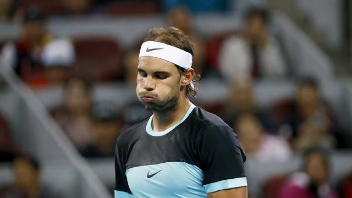 Nadal resopla tras perder un punto ante Djokovic.