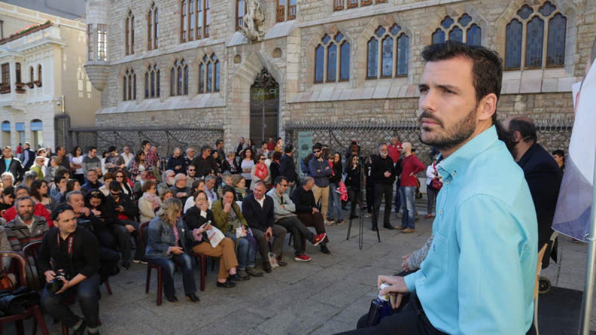 Eduardo Garzón poco antes de empezar el mitin de Unidos Podemos ayer en Botines. SECUNDINO PÉREZ