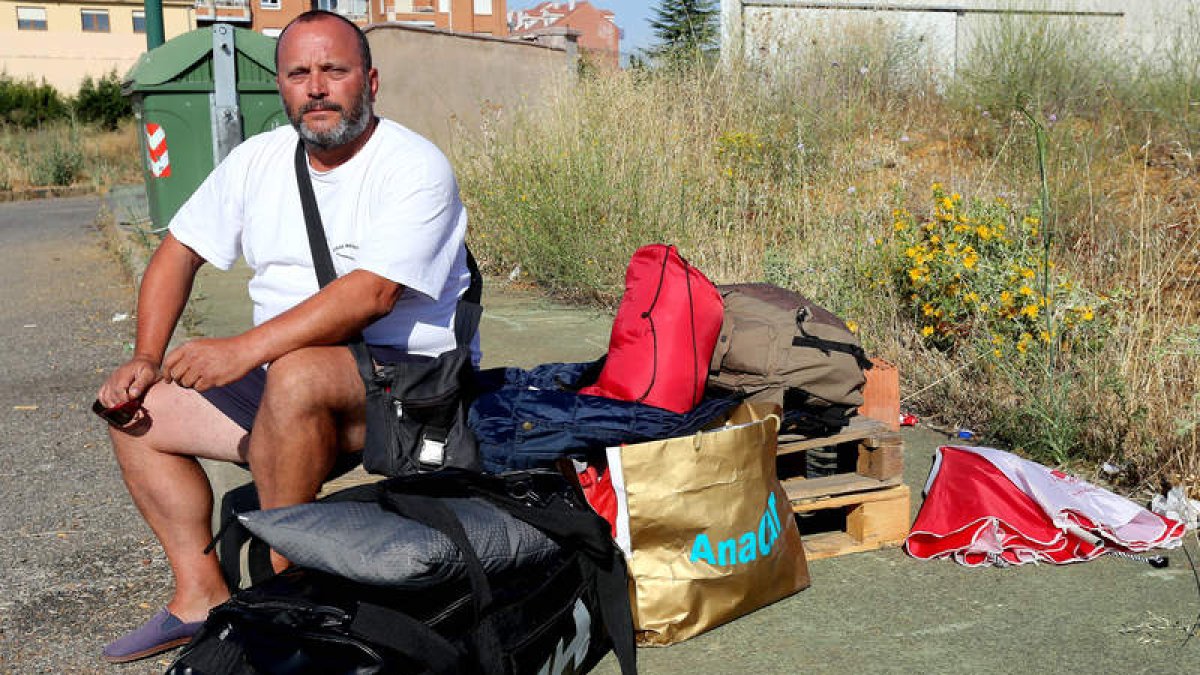 Félix García, junto a La Virgen del Camino, donde acampa desde hace 8 días.