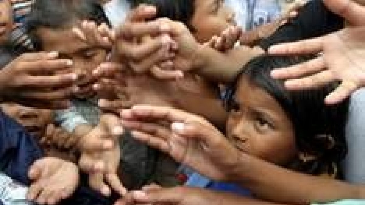 Unos niños se agolpan para recibir la ayuda humanitaria en Aceh, una de las zonas más castigadas