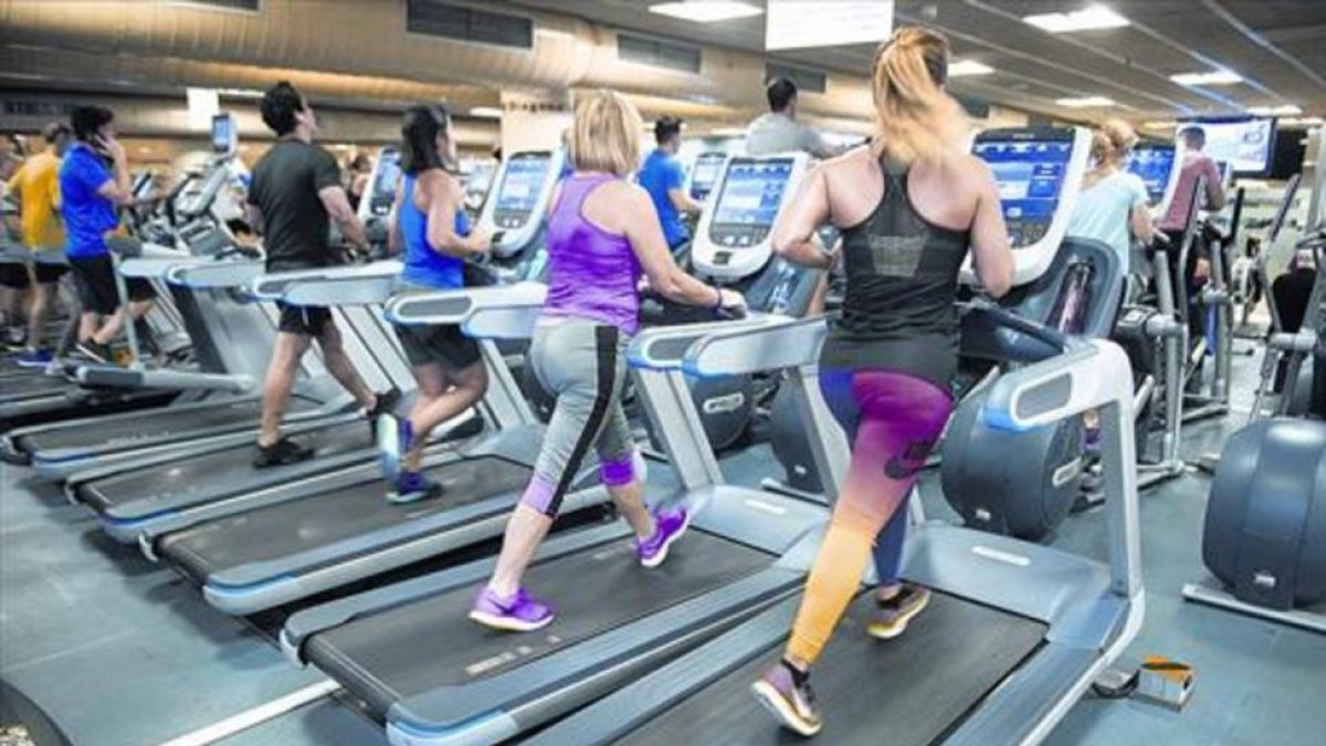 Un grupo de personas haciendo cinta en un gimnasio.