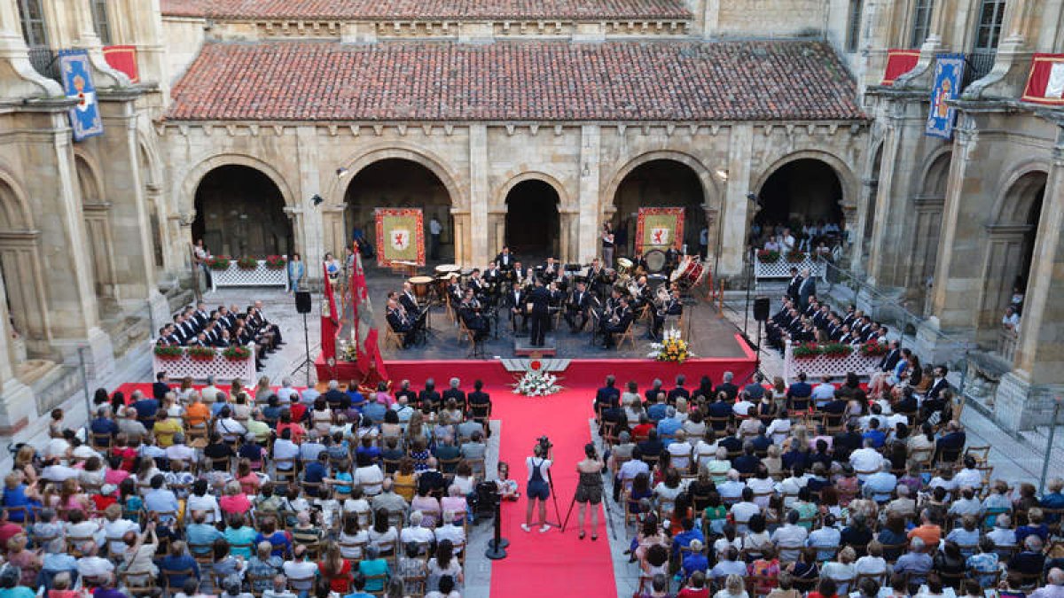 Momento de la actuación de la unidad de música de la Academia Básica del Aire de La Virgen. RAMIRO