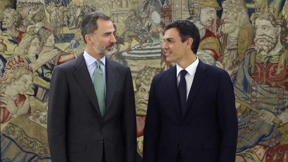 Felipe VI y Pedro Sánchez, en su reunión de ayer. BALLESTEROS