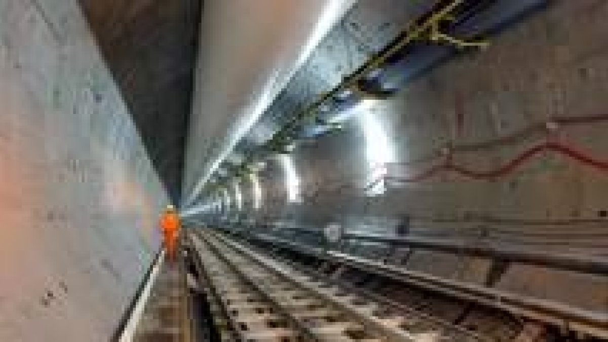 Aspecto del interior del túnel del Tren de Alta Velocidad a su paso por Guadarrama
