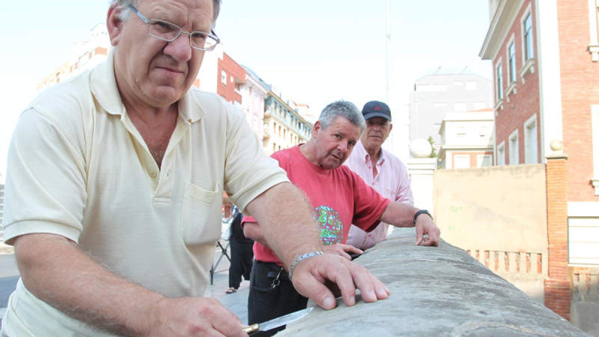 José María Fernández, Raúl Cantón y Demetrio Fernández, tres de los últimos en afilar las navajas en las piedras del puente.