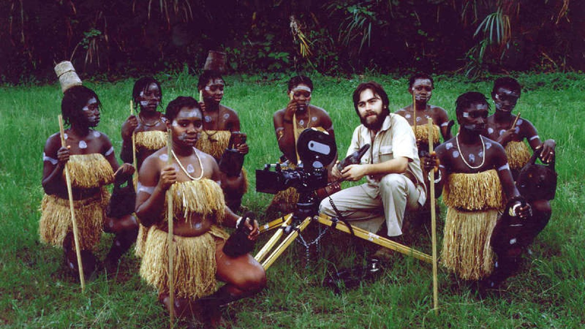 Ovalle con un grupo de bailarinas guineanas en 1979 en Malabo.