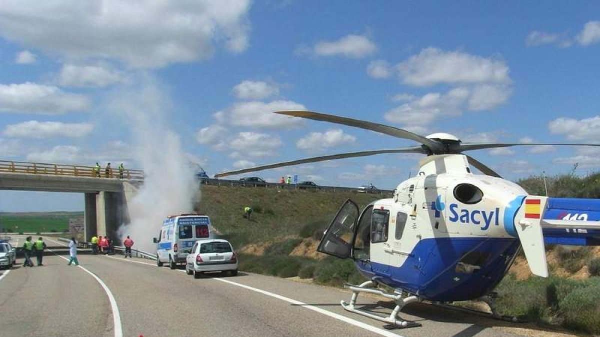 Un helicóptero sanitario, en una de sus intervenciones, este caso en la A-231, en León