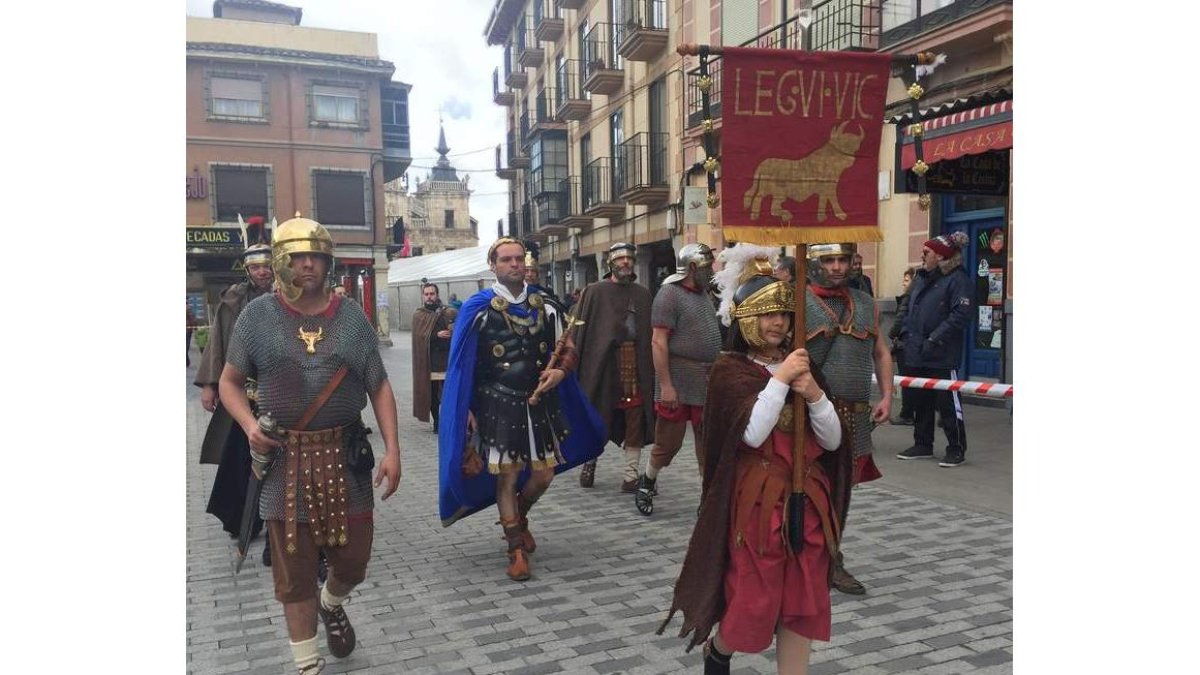 El César romano, rodeado de seguidores, camino de la carpa. A.V.