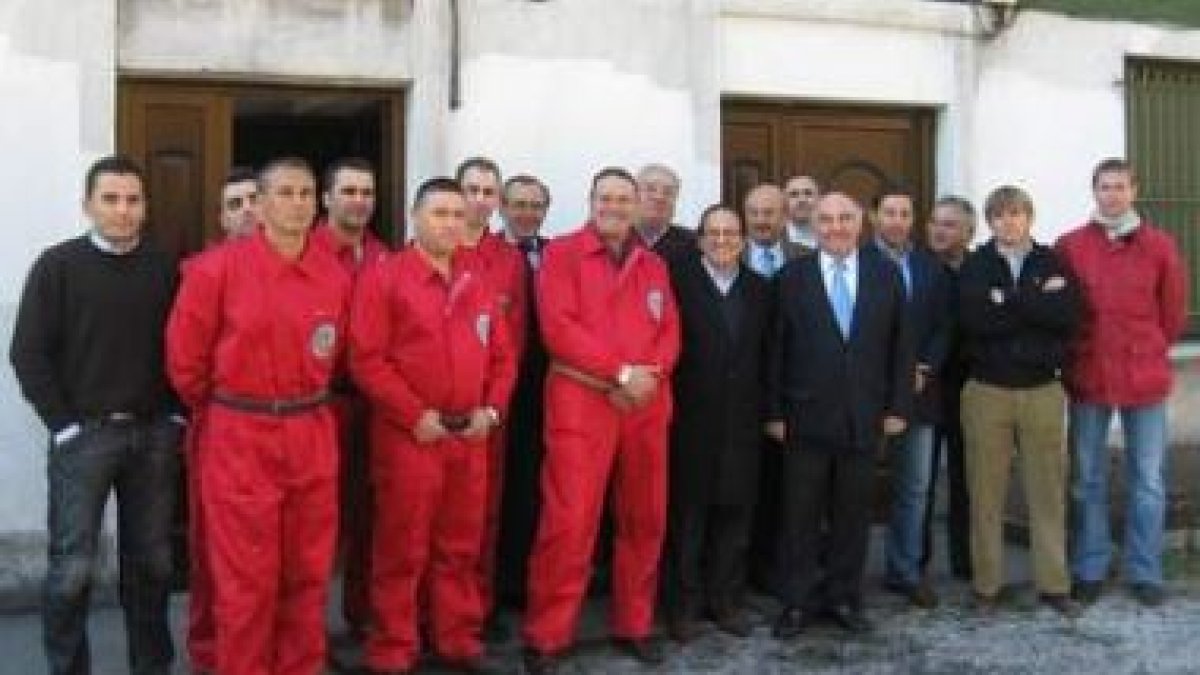 Los brigadistas y el presidente posaron con el director general de Protección Civil en su visita al