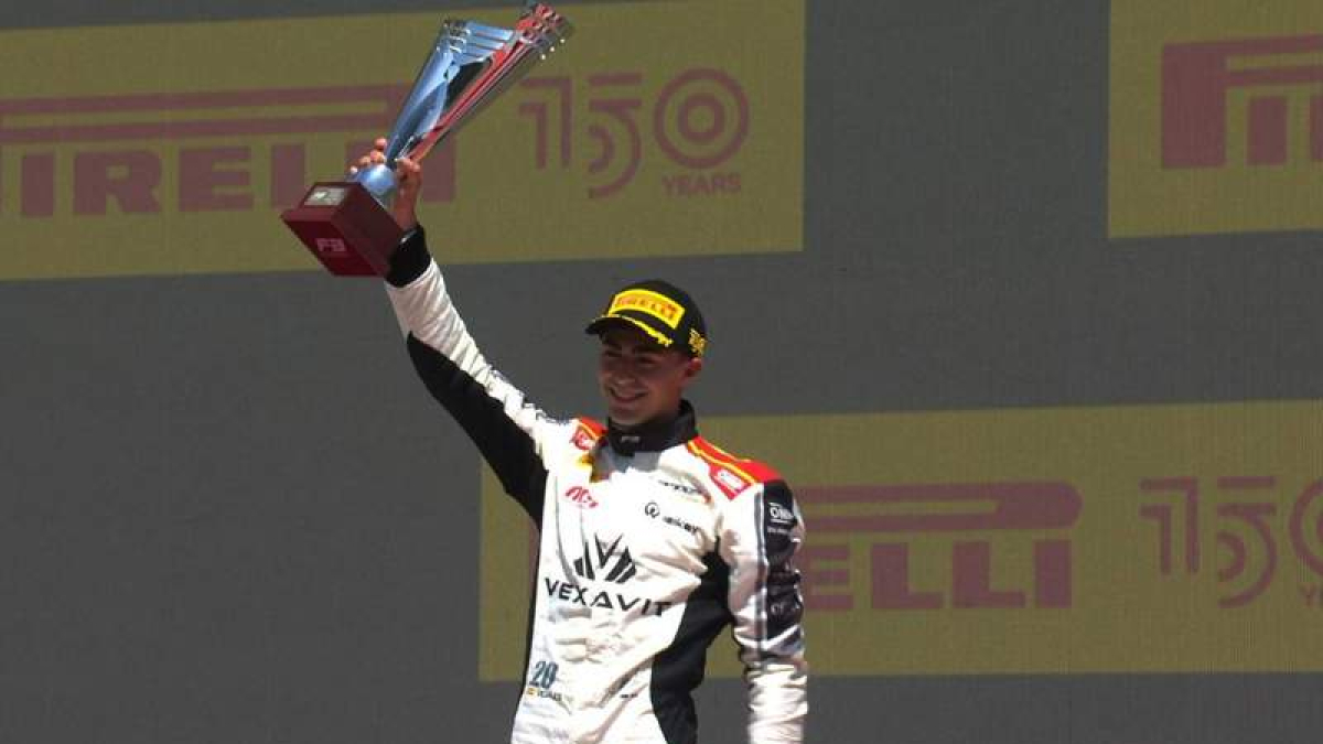 El piloto leonés David Vidales levanta el trofeo que le acredita como vencedor de la carrera desarrollada en el circuito de Montmeló. F3