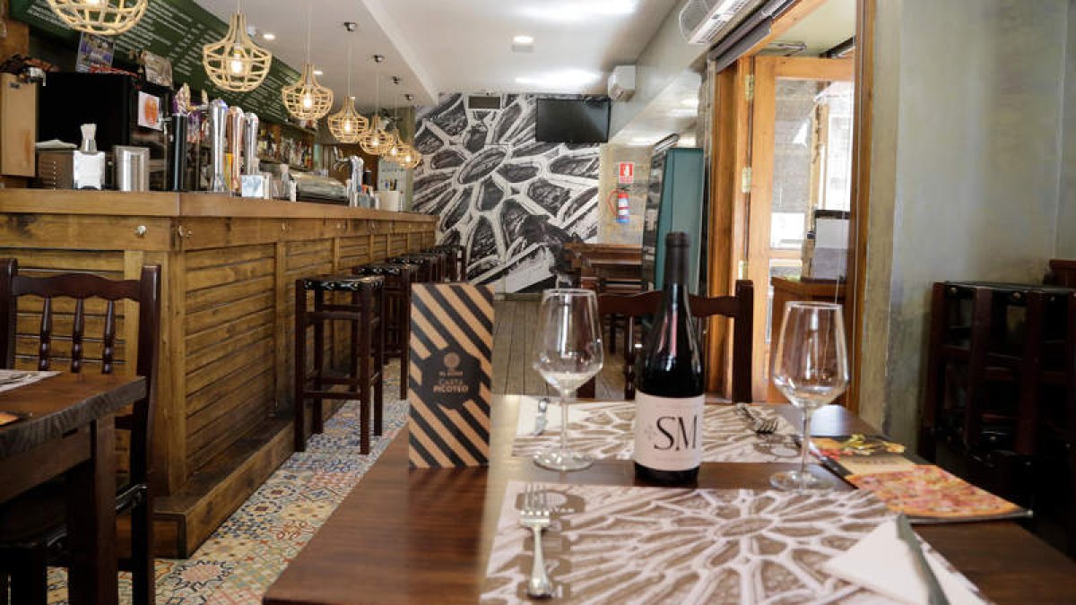 El Altar abre sus puertas los siete días de la semana desde las doce del mediodía. Está en la calle Plegarias. El número de teléfono es 987 031 028.