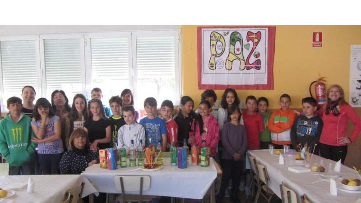 Los escolares que han participado en esta iniciativa contra el consumo de alcohol y drogas.