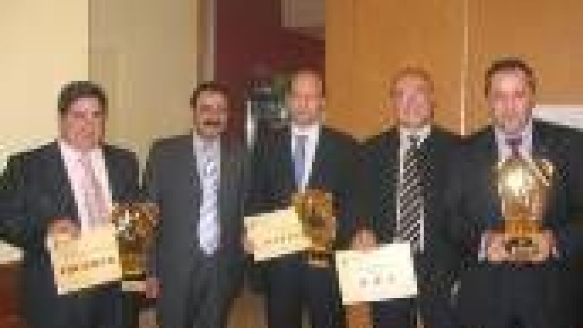 Los premiados en la fiesta del seguro posan con sus galardones
