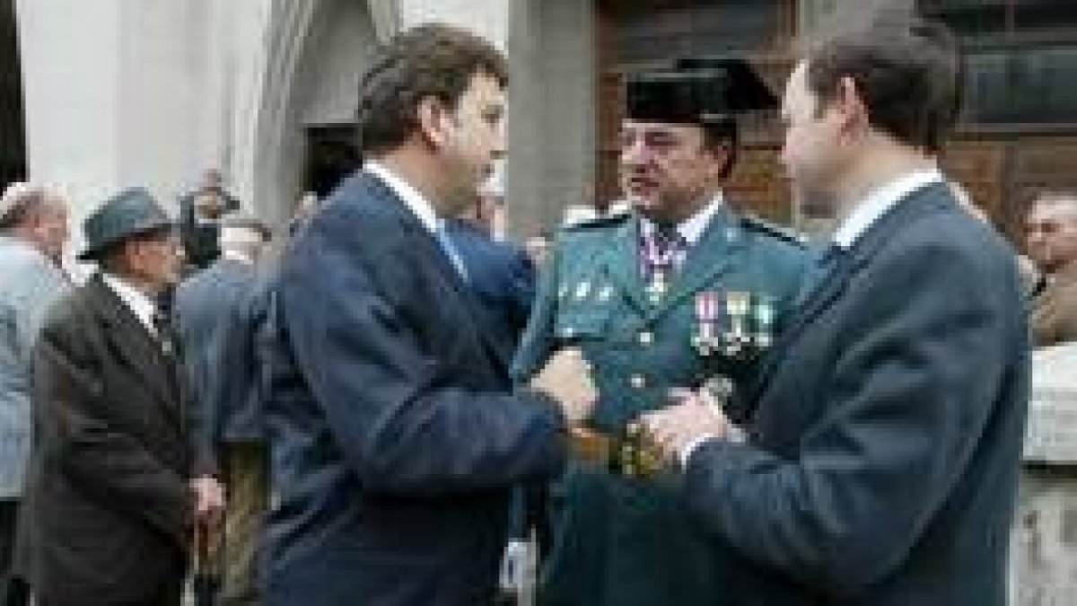 El alcalde (izquierda) conversaba ayer con el capitán David Díaz, junto a un representante judicial