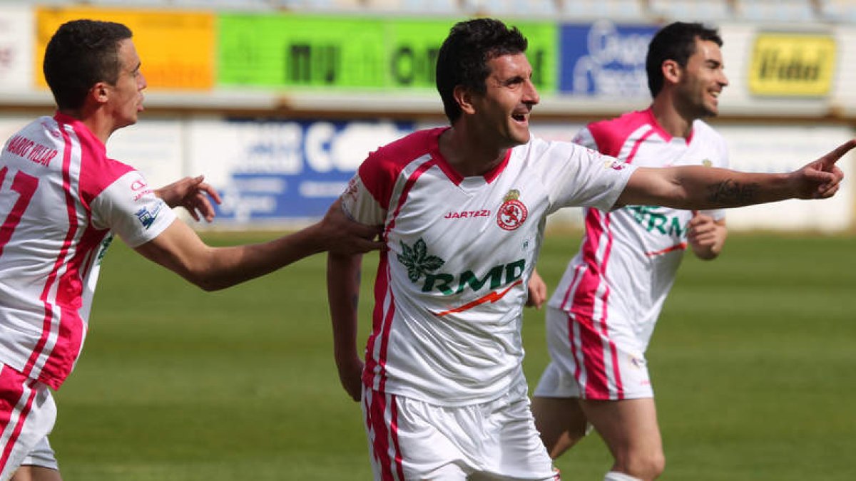 Negral, en el centro, celebra el primer gol de la Cultural con Mario Villar y Raúl Torres. El central leonés llega en un excelente momento de forma al último tramo de la temporada.