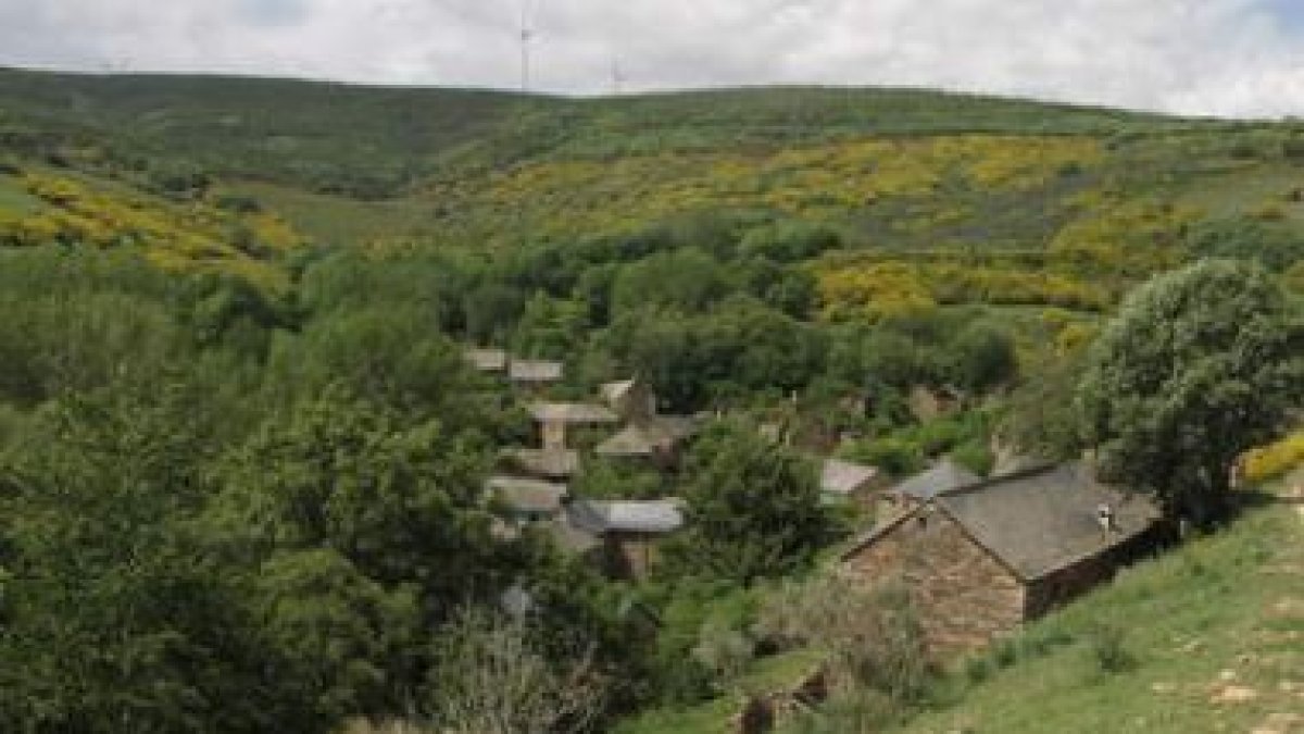 Vista parcial de la localidad de Prada de la Sierra, en el municipio de Santa Colomba.