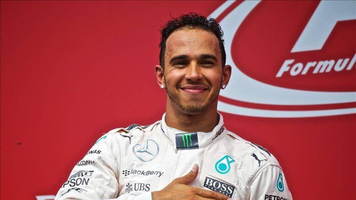 Hamilton celebra su victoria.
