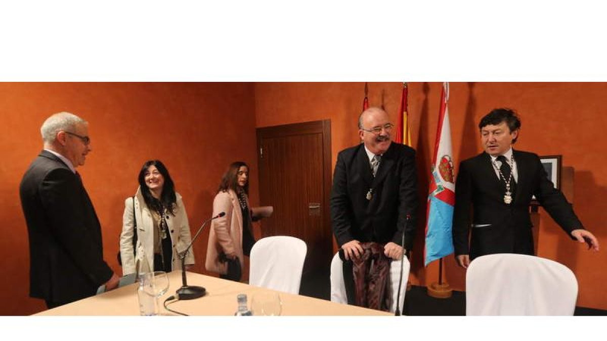 Juan Elicio Fierro (PP), Paula Rodríguez Ponce (PSOE), Isabel Baílez (no adscritos), Emilio Cubelos (IAP) y el regidor, Samuel Folgueral, antes de comenzar el acto. mata