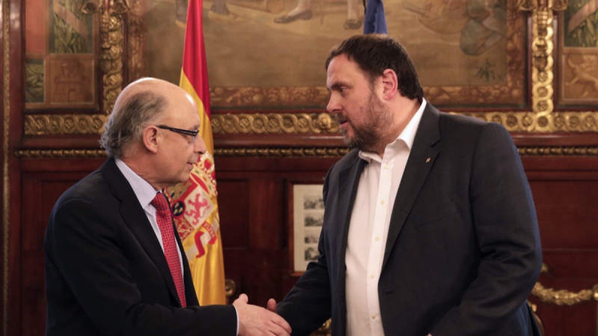Cristóbal Montoro y Oriol Junqueras al inicio de la reunión. J. LIZÓN