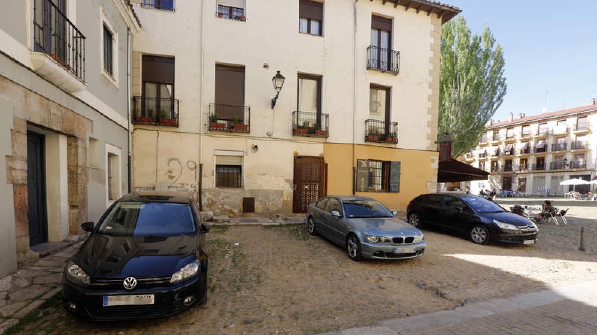 La zona de muestreo para ver cómo quedará el empedrado está al lado del bar Grifo. MARCIANO PÉREZ