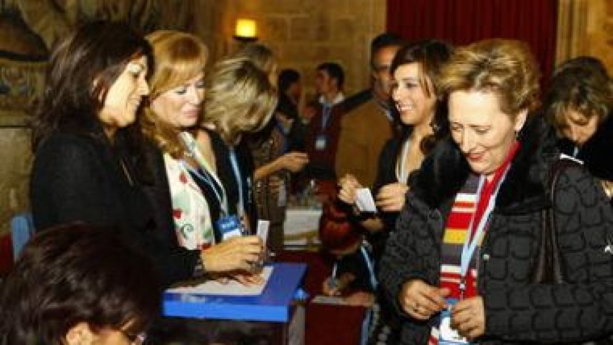 Carrasco saluda afectuosa a José Estanga Rebollal, alcalde de Oencia y músico en tiempo de ocio