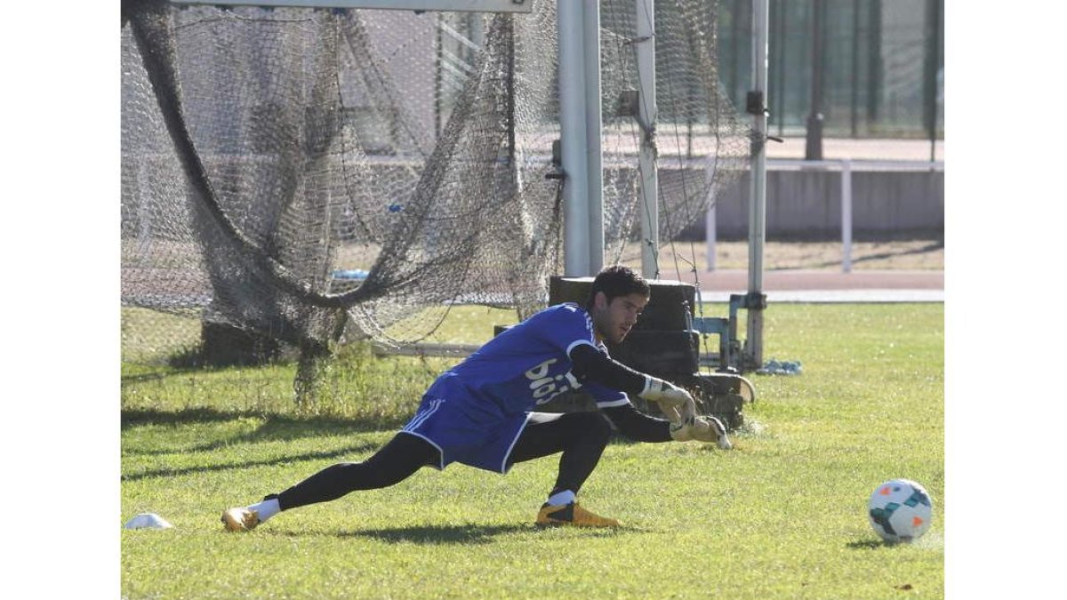El guardameta Santamaría, titular indiscutible para Claudio, durante un entrenamiento.