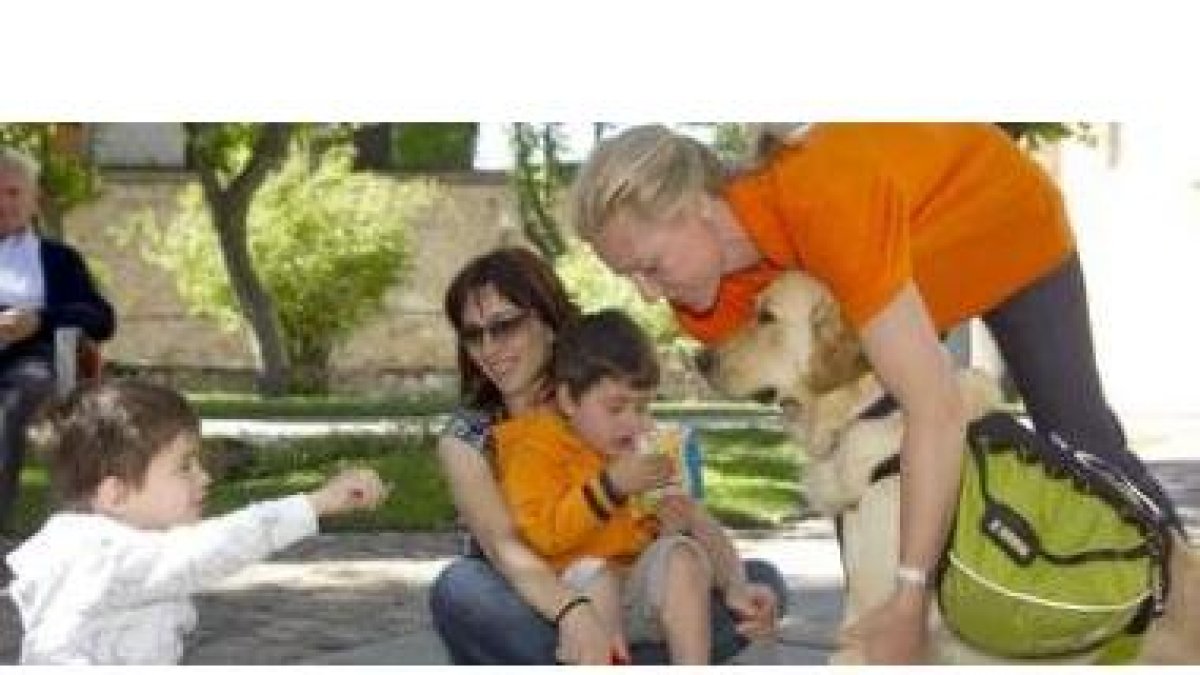 Los gemelos juegan con el perro que les ha facilitado la Asociación Perros de Asistencia y Animales