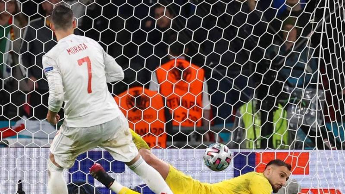 Álvaro Morata, tras anotar el gol del empate y hacer un gran partido, falla el penalti ante el portero italiano Gianluigi Donnarumma durante la tanda de penaltis. KIKO HUESCA