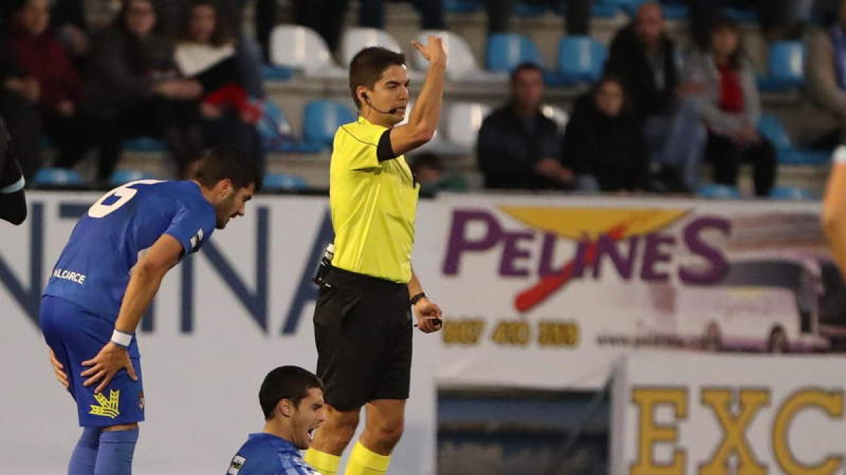 Néstor Salinas caía lesionado cuando apenas llevaba 15 minutos en el terreno de juego. L. DE LA MATA
